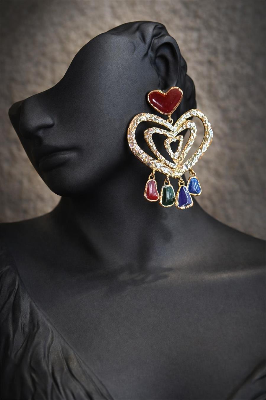 Wendy Renkli Kalpli Form Sallantılı Küpe